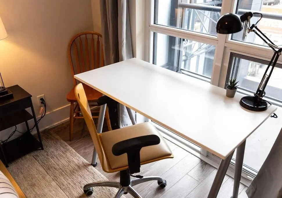 Welcoming Downtown Condo With Wfh Setup Balcony Toronto Canada